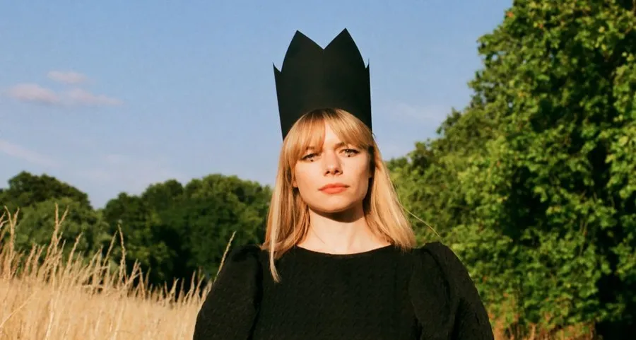 Chloe Foy – Complete Fool: A Raw Examination of Love’s Complexities