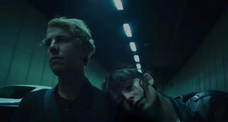 Tom Odell’s Don’t Cry, Put Your Head On My Shoulder Lyrics Meaning: A Quiet Plea for Presence