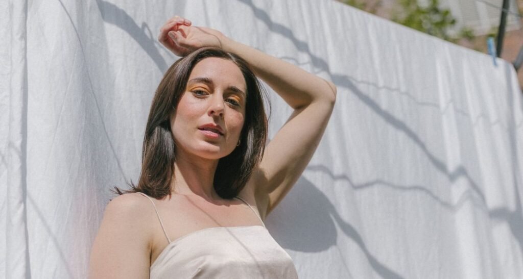 Esmé Releases Stunning New Single 'come with me'