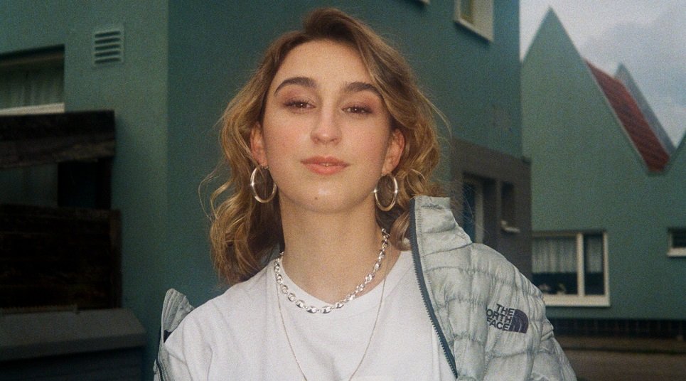 Who Cares Is A Sparkling Pop Gem From Zoë Low Who Cares Is A Sparkling Pop Gem From Zoë Low