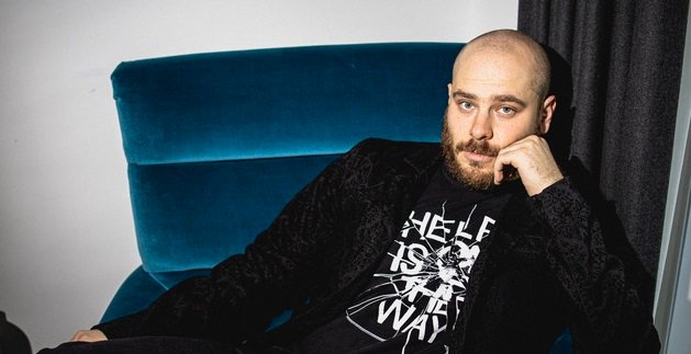 Leo Sawikin Brings Beautiful Fragility With A Whole World Waiting Leo Sawikin Brings Beautiful Fragility With A Whole World Waiting