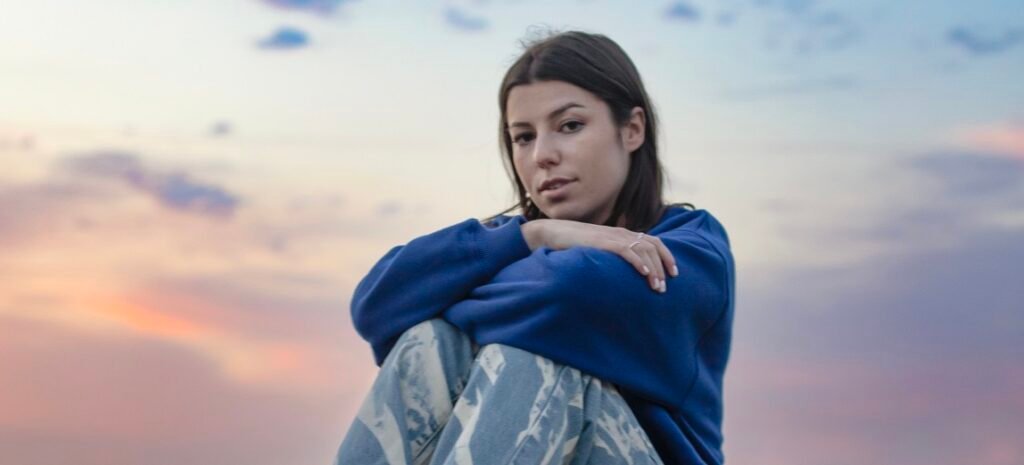 ellie d Has A Dilemma In Reach Out