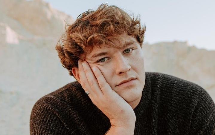 Caleb Hearn’s New Single 1200 sq ft Is A Nostalgic Folk-Pop Gem Caleb Hearn’s New Single 1200 sq ft Is a Nostalgic Folk-Pop Gem