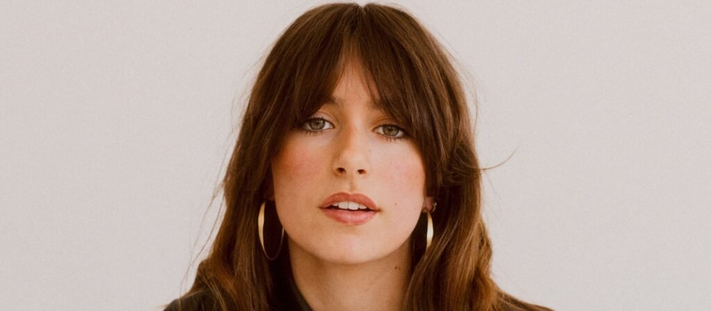 Elle Coves Soaks Us In Sunshine With Summer: A Love Anthem That Radiates The Spirit Of Youth Elle Coves Soaks Us in Sunshine with Summer: A Love Anthem that Radiates the Spirit of Youth