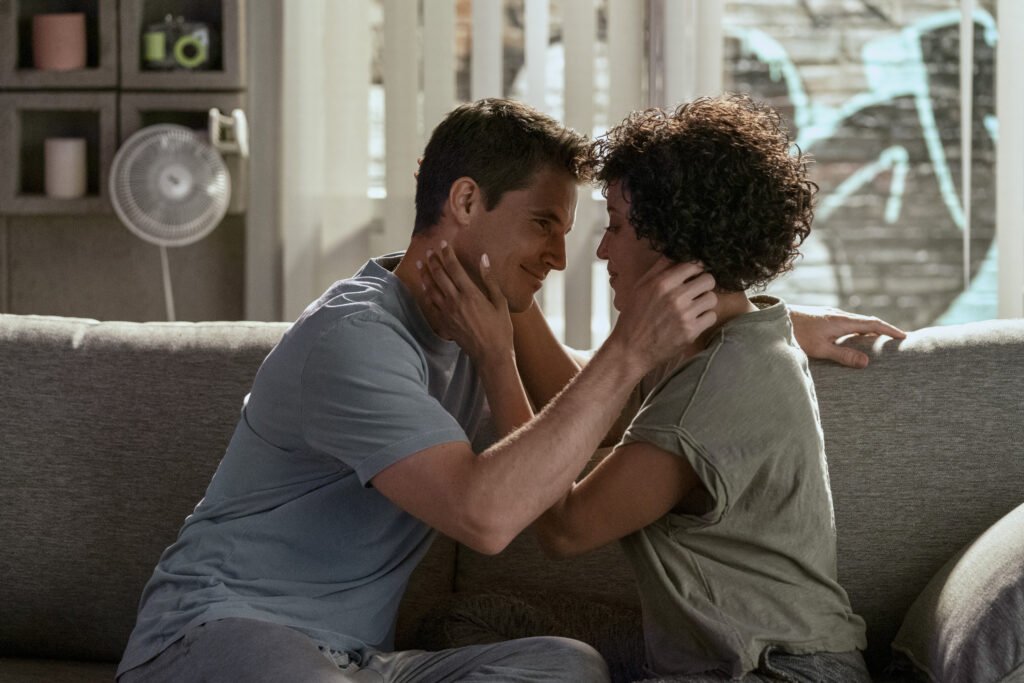 Robbie Amell (Nathan), Andy Allo (Nora)