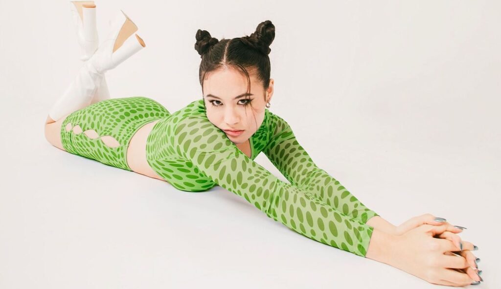 Emei’s Don’t Know About The World – A Lush Atmospheric Dive Into Love And Vulnerability Emei's Don't Know About The World - A Lush Atmospheric Dive into Love and Vulnerability