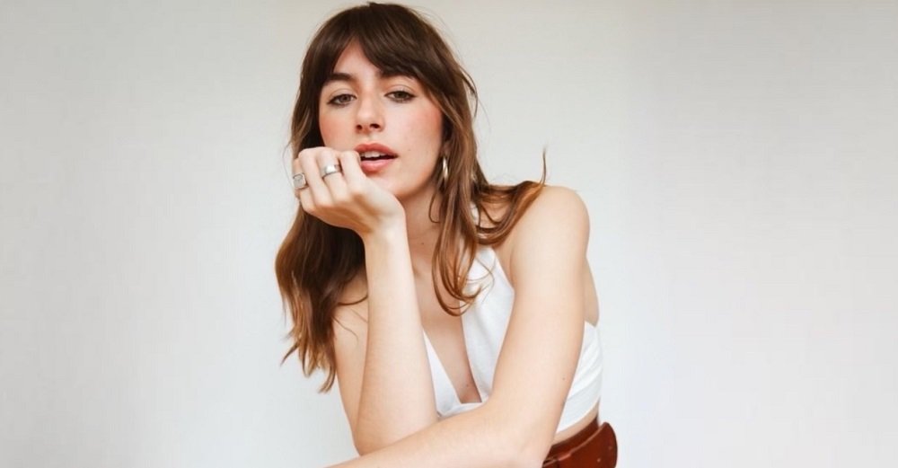 Elle Coves Unveils The Complex Beauty Of Overthought Emotions In Headcase Elle Coves Unveils The Complex Beauty Of Overthought Emotions in Headcase