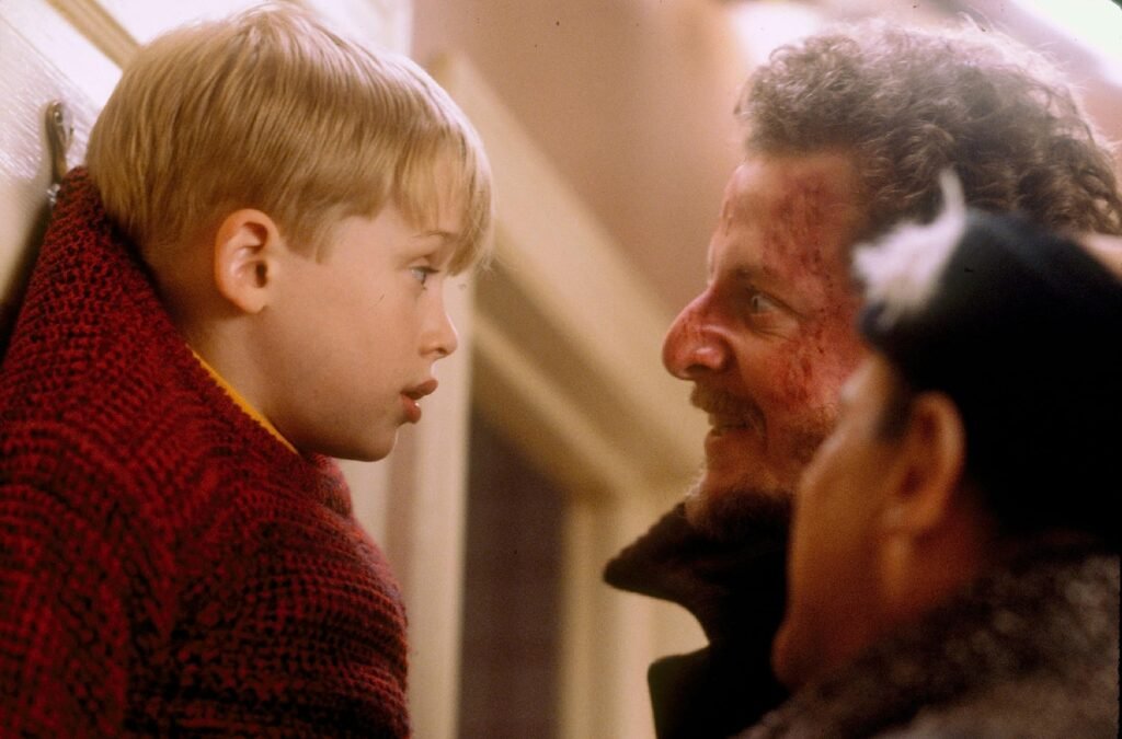 Macaulay Culkin, Joe Pesci, and Daniel Stern in Home Alone (1990)