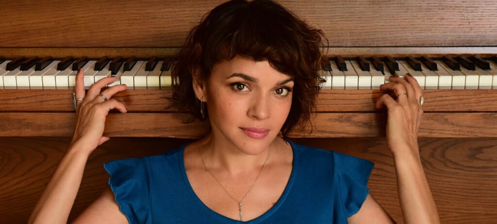 The Lyrical Landscape of Norah Jones’ Don’t Know Why: The Genesis of a Timeless Classic