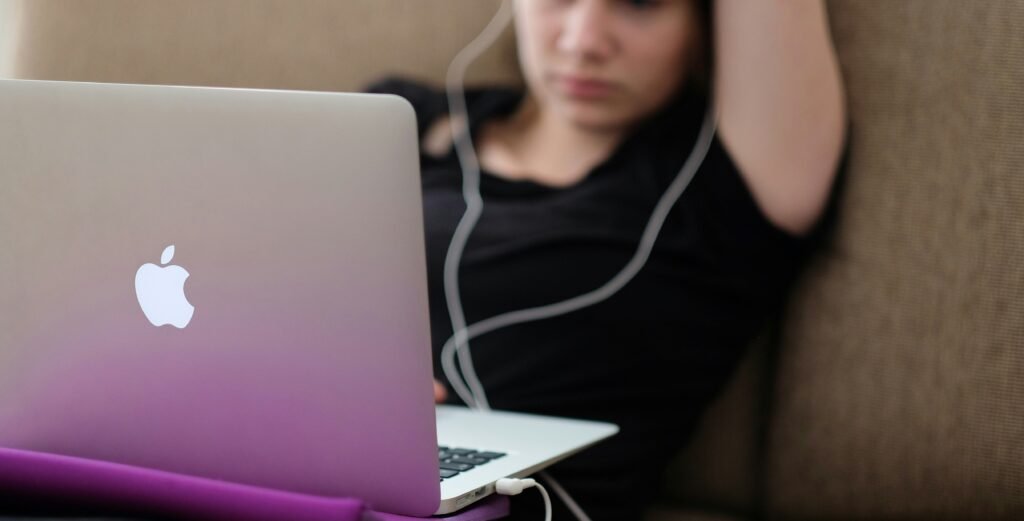 The Impact of Social Media on Teen Girls The Impact of Social Media on Teen Girls