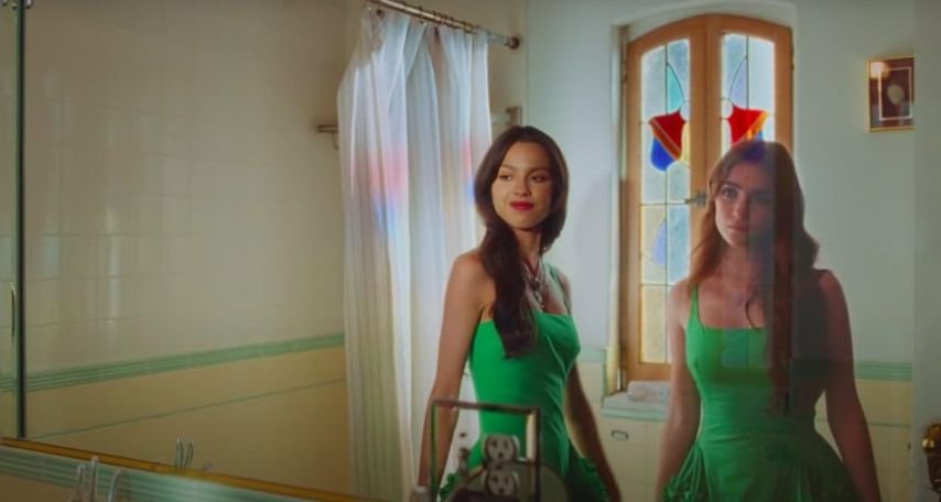 Olivia Rodrigo and Talia Ryder in Olivia Rodrigo: deja vu (2021)