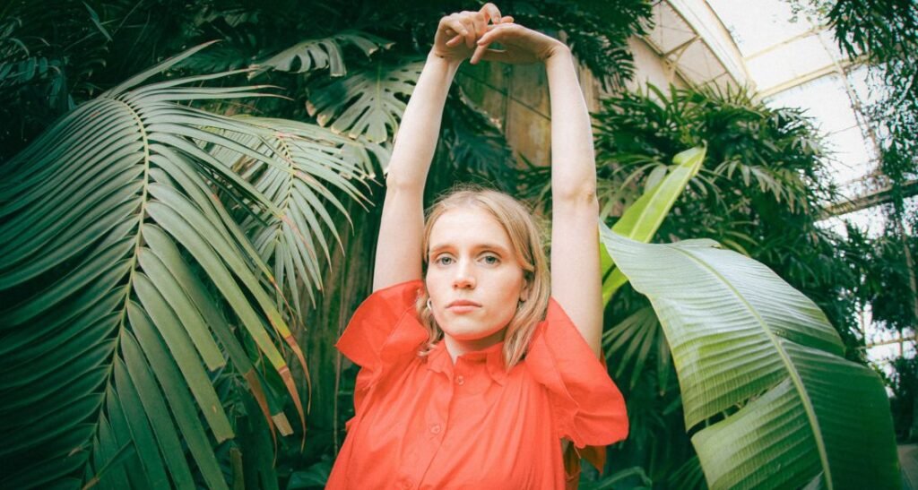 Holly Munro’s Out of Style: A Faded Photograph of Love’s Decline Holly Munro's Out of Style: A Faded Photograph of Love's Decline