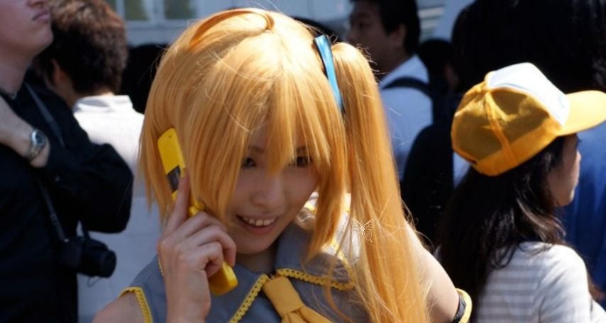 Otaku girl with a phone in her hand Photo cr Steve Nagata