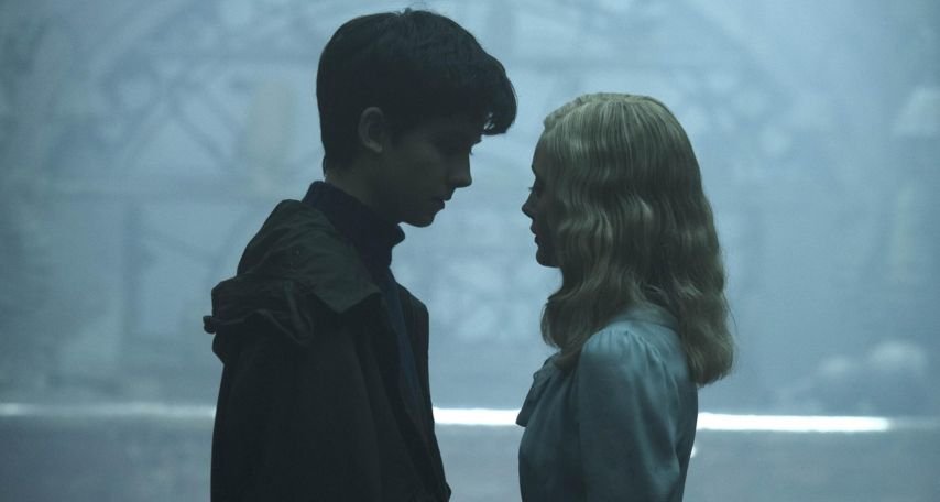 Asa Butterfield and Ella Purnell in Miss Peregrine's Home for Peculiar Children (2016)