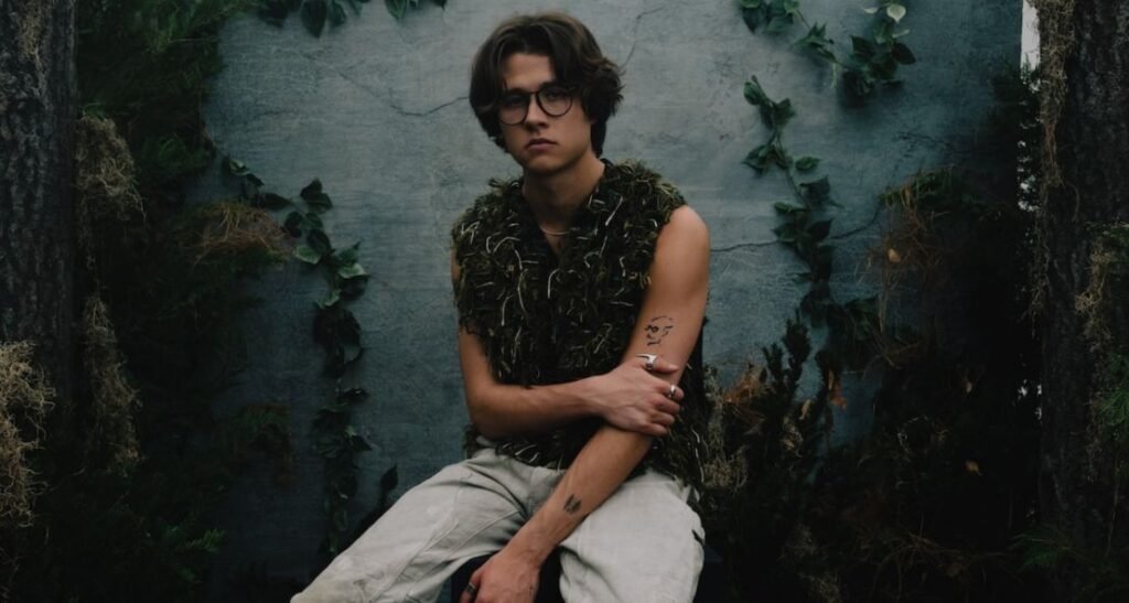 David Kushner Darkerside: A Gritty Reflection on Faith, Temptation, and Sonic Mastery in The Dichotomy David Kushner Darkerside: A Gritty Reflection on Faith, Temptation, and Sonic Mastery in The Dichotomy