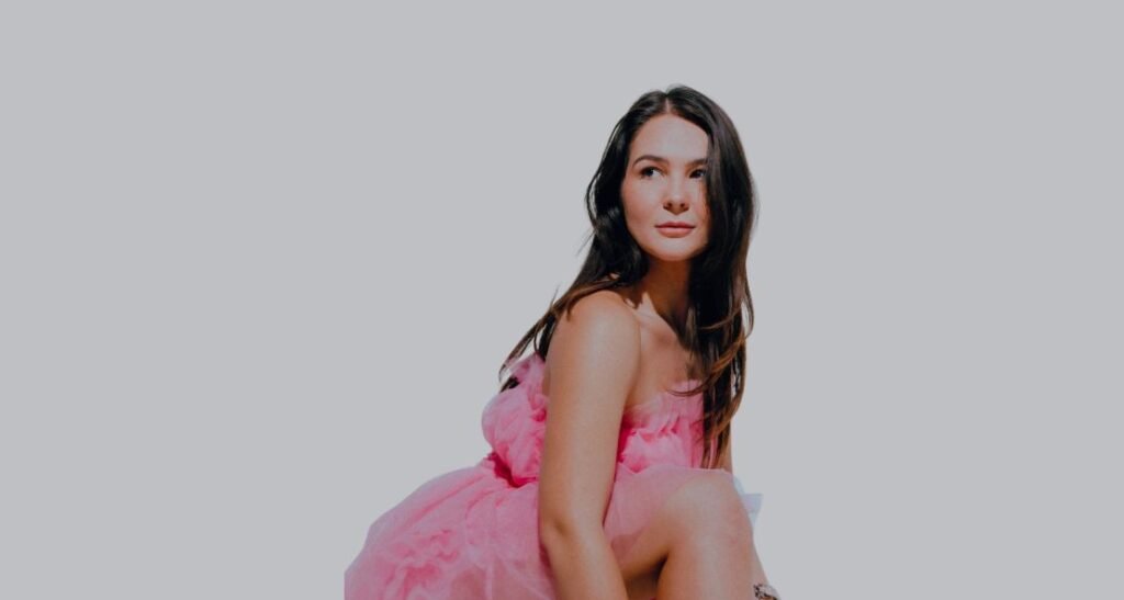 What Does ‘Smokeshow’ Mean? A Complete Guide to This Compliment and Its Origins