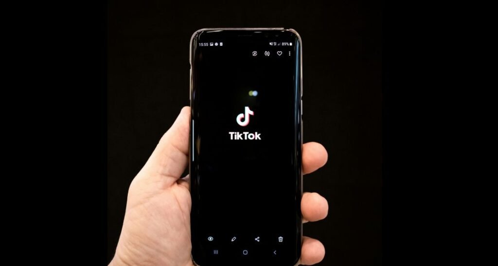 What Does “Huzz” Mean? The Slang Taking TikTok By Storm