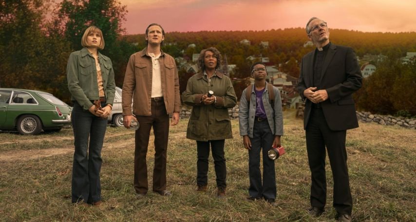 Alfre Woodard, John Benjamin Hickey, Makenzie Leigh, Lewis Pullman, and Jordan Preston Carter in Salem's Lot (2024)