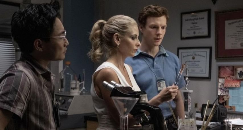Sarah Michelle Gellar, Patrick Gibson, and Alex Shimizu in Dexter: Original Sin (2024)