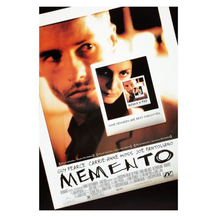 Guy Pearce and Carrie-Anne Moss in Memento (2000)