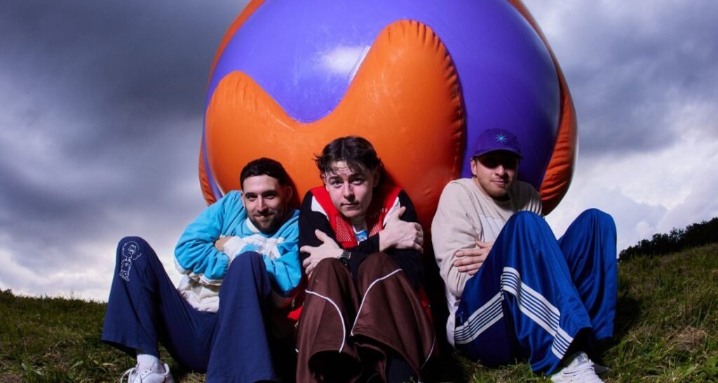 daste.’s Wayside: Embracing Blissful Ignorance Through Dreamy Alt-Pop daste.'s Wayside: Embracing Blissful Ignorance Through Dreamy Alt-Pop