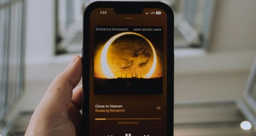 Person listening to Music on Smartphone