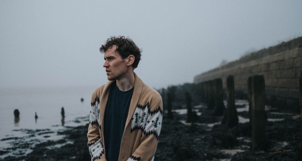 Tommy Ashby’s Sophie Is a Sunlit Ode to Friendship Wrapped in Indie-Folk Warmth