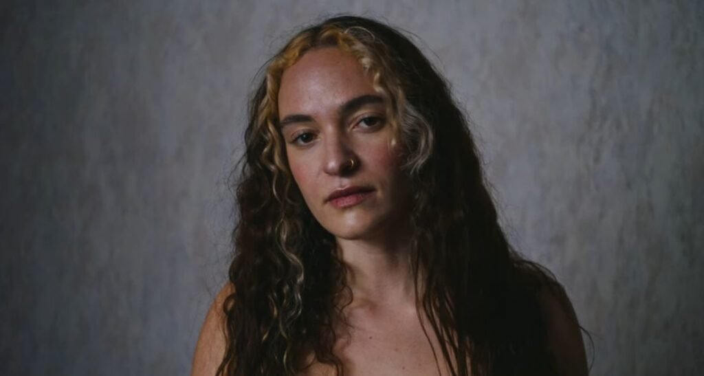 néomí’s It’s Never Easy (Leaving Someone Behind) Is a Soft-Spoken Storm of Farewell and Self-Recovery