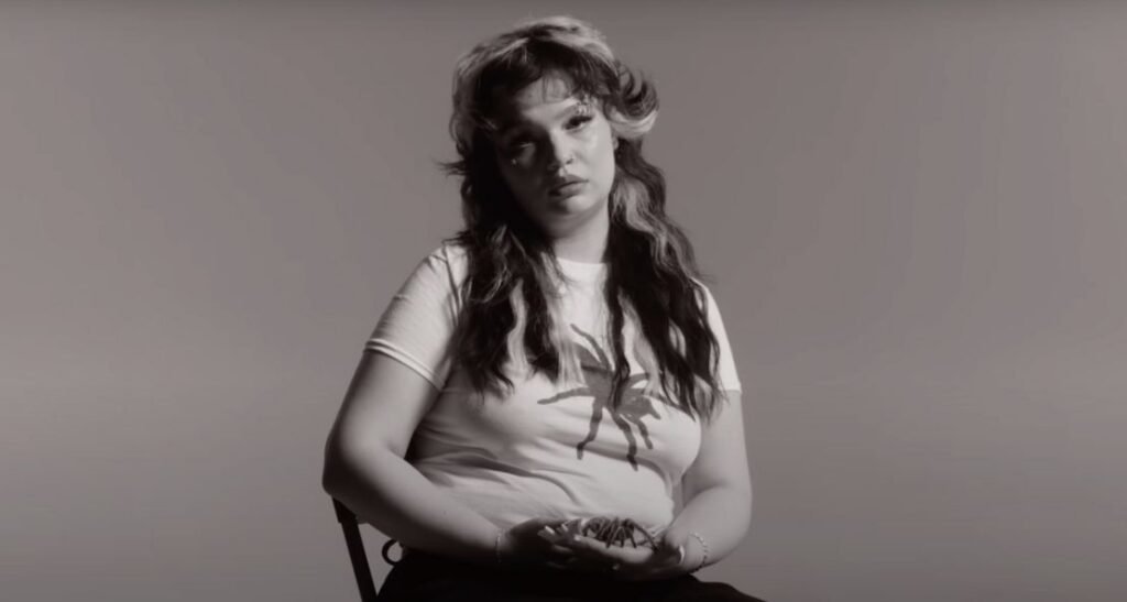 Lola Young “SPIDERS”: fear, desire, and a grunge glow