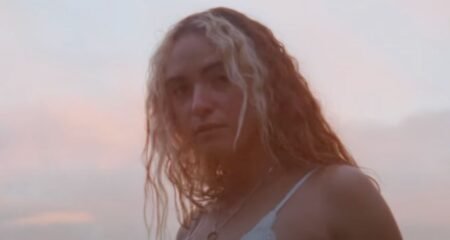 néomí’s “Sit Back Baby” song review néomí's "Sit Back Baby" song review