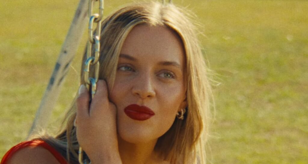 Kelsea Ballerini Mourns the Choice Itself in Stark New Song 'I Sit In Parks'