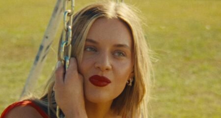 Kelsea Ballerini Mourns the Choice Itself in Stark New Song 'I Sit In Parks'