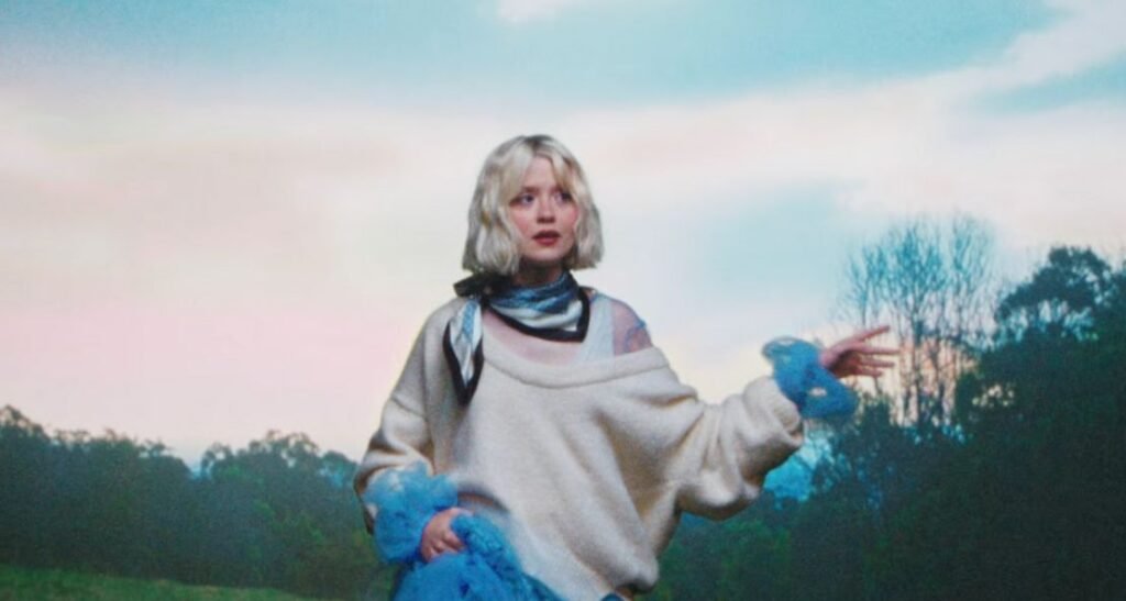 Maisie Peters Returns to Her Folk Roots on “Audrey Hepburn” Maisie Peters Returns to Her Folk Roots on "Audrey Hepburn"