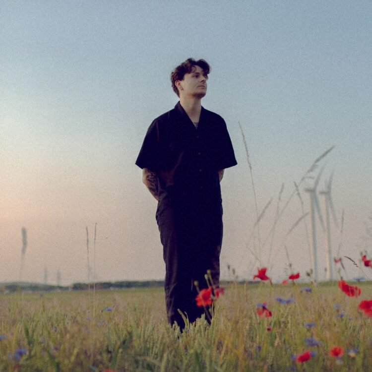 I Shiver “RIPTIDE” Review: Finding Home in Hushed Vulnerability I Shiver "RIPTIDE" Review: Finding Home in Hushed Vulnerability