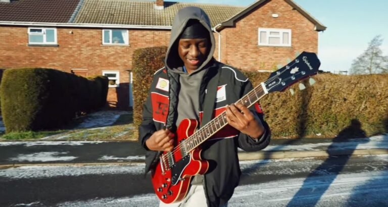 Raynor's TikTok Debut Perfects Britpop Euphoria