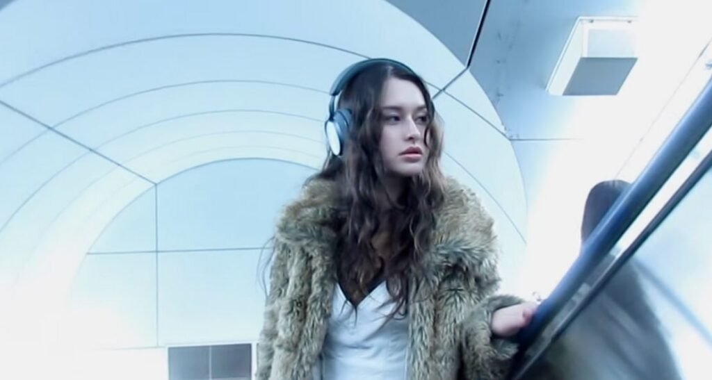 REJAY Wraps Loneliness in Synth-Gloss on Middle Night